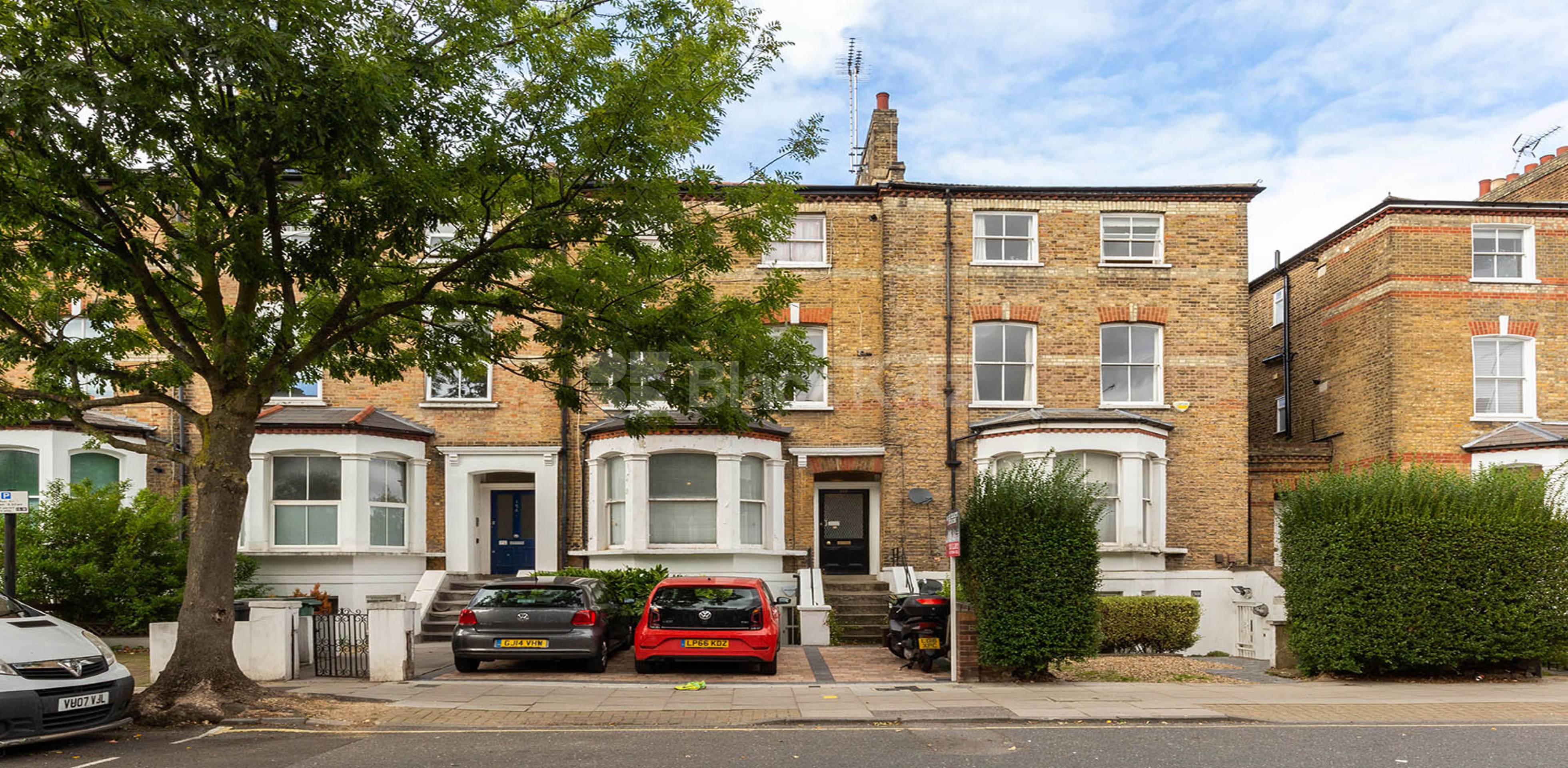 Spacious three bedroom with a modern kitchen wood floors mins to tube & shops Tufnell Park Road, Tufnell Park N7